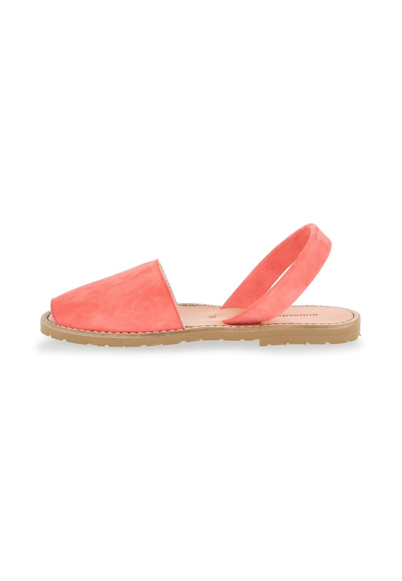 Sandal u obliku slingback od koraljne suede kože s širokim prednjim dijelom, ravnim gumenim đonom i elastičnom trakom za sigurno prianjanje. Glatki unutarnji dizajn.