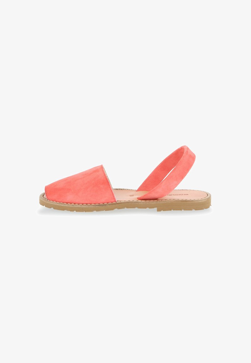 Korallenfarbene Wildleder-Slingback-Sandale mit einer breiten Zehenbox, flacher Gummisohle und elastischem Riemen für einen sicheren Halt. Glattes Innendesign.