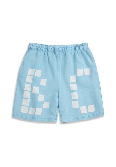 Shorts à taille élastique bleu clair avec des motifs carrés blancs formant des formes abstraites sur les côtés avant.