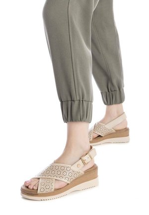 XTI, SANDALIA DE MUJER CON CUÑA  - HIELO - Sandalias con plataforma - blanco