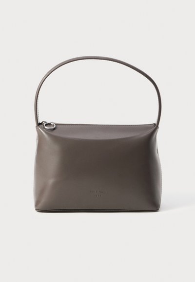 Bolso de mano de cuero marrón con una silueta curva, un asa única y un cierre de cremallera en la parte superior. Textura suave con un detalle mínimo.