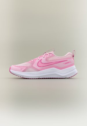 Różowy but do biegania marki Nike z białą podeszwą, siateczkową cholewką i wiązaniem na sznurowadła, widziany z boku na neutralnym tle.