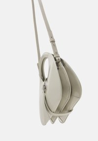 Torebka na ramię w miękkiej, jasnoszarej skórze o zdefiniowanym kształcie. Posiada trzy przegrody, gładką fakturę oraz regulowany pasek.