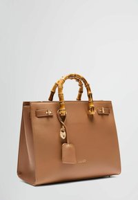 Borsa a tracolla in pelle marrone con manici in bambù, accessori in oro, dettaglio con lucchetto e logo sulla parte anteriore. Design strutturato e texture liscia.