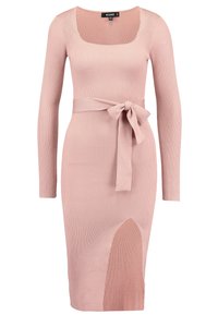 Långärmad, ribbad klänning i mjuk rosa med fyrkantig halsringning, midjebälte och detaljer med utskärning på sidan, tillverkad av sträckbart tyg.