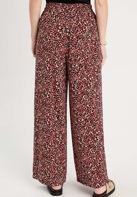 Pantalons larges en imprimé léopard rose, dotés d'une taille élastique et d'un tissu léger et doux à la texture lisse.