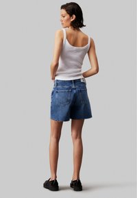 Calvin Klein Jeans MOM - Jeansshorts - denim medium