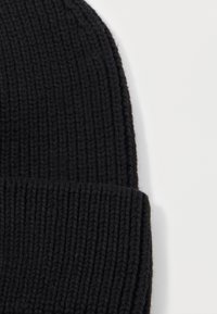 Berretto lavorato a maglia nero con texture a coste e risvolto. Realizzato in materiale morbido, presenta un motivo uniforme in tutto il capo.