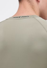 Nike Performance PRO - Undershirt - khaki/black