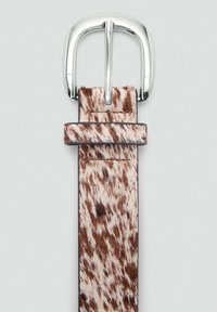 Cinturón de cuero con estampado animal en tonos marrón y crema, con una hebilla de metal plateado. El cinturón presenta una textura suave y un acabado pulido.