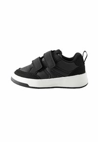 Baskets noires avec des bandes Velcro, tige en synthétique, col rembourré, semelle intermédiaire blanche et semelle extérieure en caoutchouc texturé pour une meilleure adhérence.