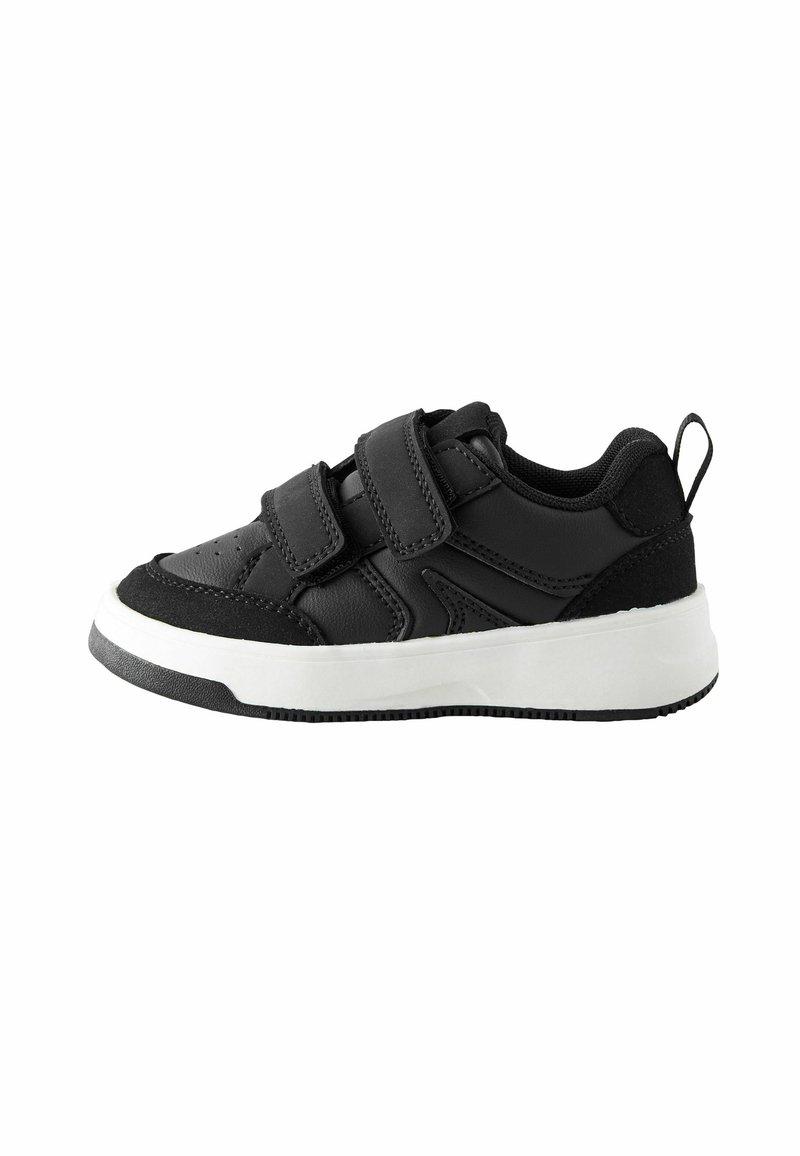 Baskets noires avec des bandes Velcro, tige en synthétique, col rembourré, semelle intermédiaire blanche et semelle extérieure en caoutchouc texturé pour une meilleure adhérence.