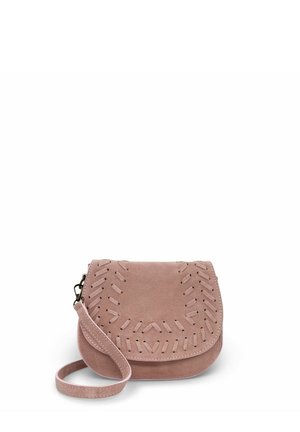 Petit sac à main en daim rose poussiéreux avec motif décoratif cousu et une bandoulière de poignet amovible sur fond blanc.