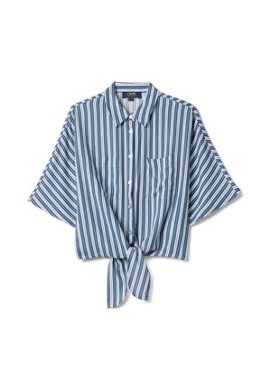 Camisa de manga corta con botones, a rayas verticales azules y blancas, con bolsillos delanteros y un nudo atado en el dobladillo.