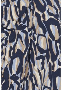 Tessuto a motivi con onde astratte in blu navy, blu chiaro e beige. Texture liscia con dettagli arricciati su un lato.