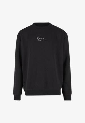 Juoda ilgomis rankovėmis suknelė su ribbinių apykaklių ir apačios apsiuvais, ant krūtinės centre mažas baltas prekės ženklo kursyvu užrašytas logotipas.