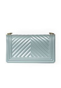 Borsa a pochette trapuntata in materiale sintetico blu chiaro con finiture in oro, caratterizzata da una texture a righe diagonali e una forma rettangolare.