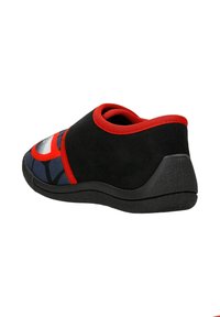 Scarpa nera slip-on con dettagli rossi, caratterizzata da una tomaia in tessuto morbido e una suola texturizzata. Il design include un motivo a ragnatela e un'immagine di Spider-Man.