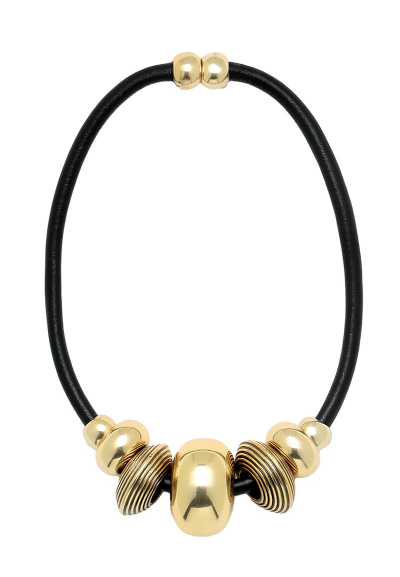 Sorte gummihalskæde med guldfarvede metal detaljer. Indeholder tre runde perler, en ribbet, og en glat kuppelformet perle.
