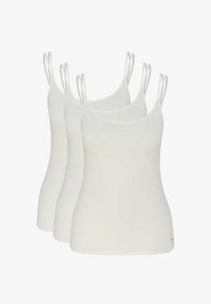 Drei weiße, ärmellose Damenunterhemden mit doppelten Schulterträgern, übereinandergelegt vor einem schlichten weißen Hintergrund gezeigt.