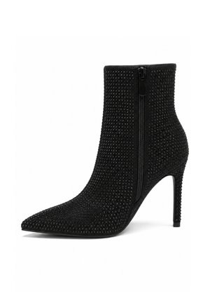 Schwarzer Veloursleder-Stiefelette mit spitzer Zehe, hohem Stiletto-Absatz, seitlichem Reißverschluss und mit kleinen schwarzen Nieten zur Dekoration bedeckt.