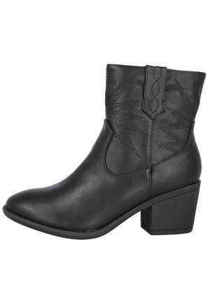 Botín negro hasta el tobillo hecho de cuero texturizado con punta afilada y tacón cuadrado. Presenta costuras decorativas en un patrón de estrella en el caña.