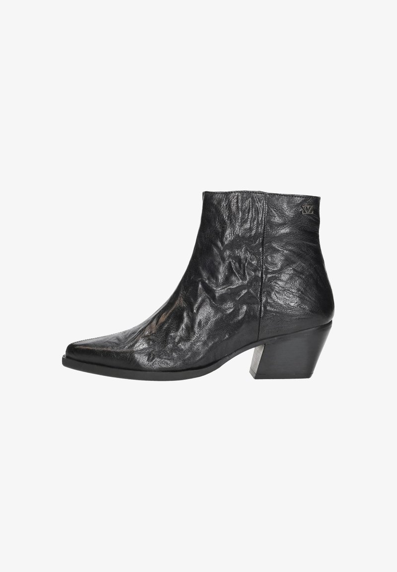 Zwarte leren enkelboot met een lage blokhak, spitse neus en subtiele LV-logo vlakbij de bovenkant op een witte achtergrond.