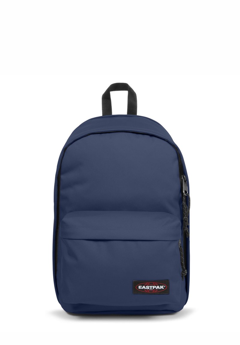 Mörkblå Eastpak-ryggsäck med framficka med dragkedja, svart handtagsögla och logotyp patch på framfickan.