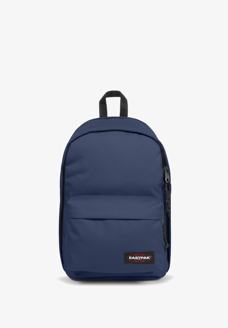 Marineblauwe Eastpak rugzak met een voorste ritszak, zwarte handgreep lus en logo patch op de voorzak.