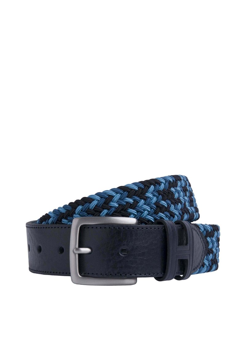 Cinturón tejido que presenta material elástico negro y azul, con un respaldo de cuero negro suave y una hebilla de metal plateado.
