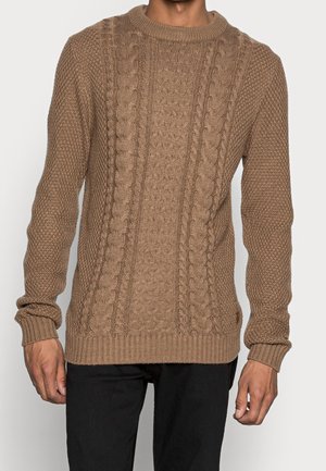 Brauner gestrickter Pullover mit einem strukturierten Muster und erhabenen Zopfmustern. Rippkragen und -bündchen, aus dickem Garn für Wärme.