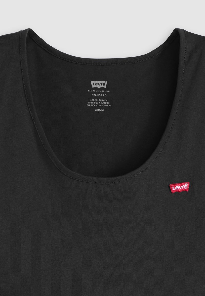 Schwarzes Levi's Shirt mit Rundhalsausschnitt, kleinem rotem Levi's Logo auf der Brust und bedrucktem Innenetikett mit Größen- und Herstellungsdetails.
