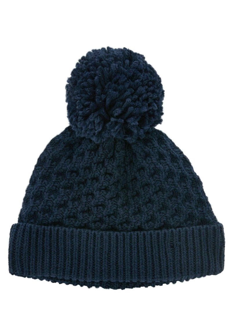 Marine gebreide beanie met een gestructureerd patroon, geribbelde manchet en een grote pompon bovenop. Gemaakt van zacht garen voor warmte en comfort.