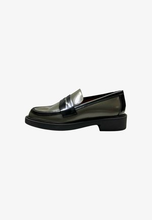 Mocassino in pelle verniciata nera con una finitura lucida, caratterizzato da una fascia decorativa sulla tomaia e una suola in gomma nera spessa.
