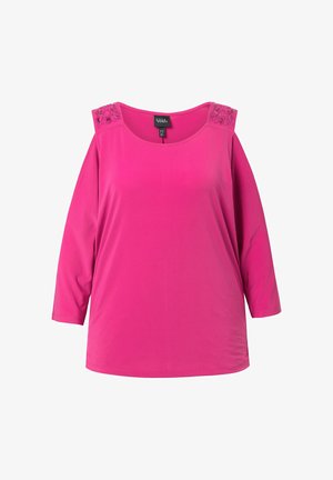 Top fucsia con maniche a tre quarti, dotato di spacco sulle spalle e decorazioni ricamate sulle spalle. Tessuto liscio e elasticizzato.