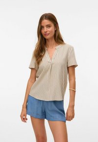 Blouse beige à manches courtes avec des rayures verticales bleu marine, col en V et coupe ample, associée à un short bleu clair, présentée sur un fond neutre.