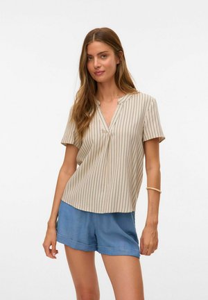 Blouse beige à manches courtes avec des rayures verticales bleu marine, col en V et coupe ample, associée à un short bleu clair, présentée sur un fond neutre.