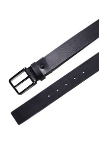 Zwarte leren riem met een gestructureerde afwerking, rechthoekige metalen gesp en meerdere gaatjes voor aanpassing. Vlak ontwerp, met zachte randen.