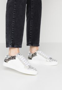 Steven New York SAVAX - Trainers - white