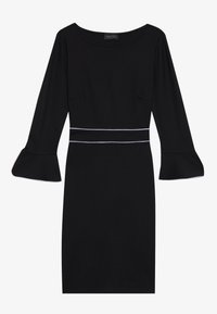 Robe noire ajustée avec des manches cloche trois-quarts, mettant en avant une bande horizontale blanche au niveau de la taille. Fabriquée dans un tissu extensible et doux.