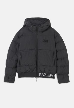 Casaco puffer preto com capuz, fecho de zíper e logotipo bordado "EA7" no peito. Apresenta bainha canelada e bolsos laterais.