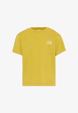Żółty T-shirt z krótkim rękawem, z okrągłym dekoltem i małym białym logo "C.P. Company" na lewej piersi.