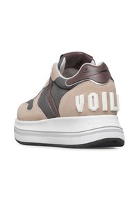 Sneaker in suede marrone e beige con una suola bianca a motivo, caratterizzata da un tacco spesso e la scritta "VOILE" sul retro.