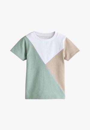 Kortærmet t-shirt med color-block design i salviegrøn, hvid og beige, vist på en ensfarvet hvid baggrund.