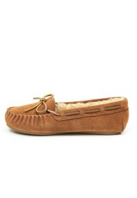 Bruine suède moccasin pantoffel met een voering van bont, een strikaccent op de teen en decoratieve stiksels langs het bovenwerk. Platte rubberen zool.