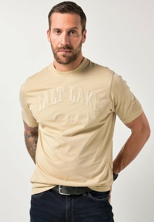 - T-shirt z nadrukiem