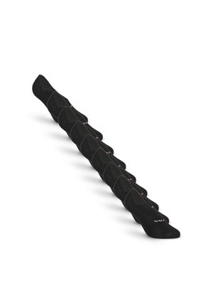 Zehn Paar schwarze, niedrig geschnittene Socken, diagonal auf weißem Hintergrund angeordnet, jeweils mit kleinem Logo in der Nähe des Zehenbereichs.