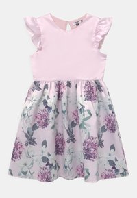 Rosa satin klänning med volangärmar, prydd med ett blommönster i lila och grönt på en ljusrosa kjol. Nyckelhålsdetalj bak.