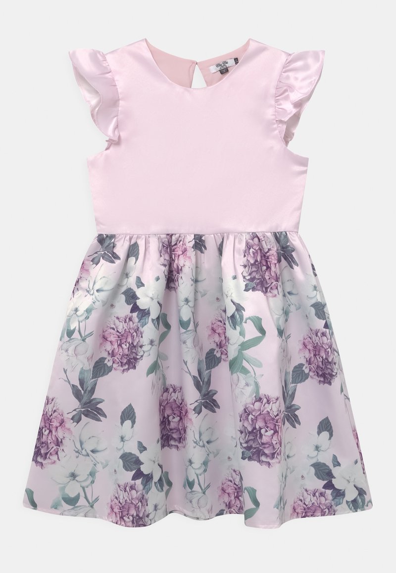 Rosa satin klänning med volangärmar, prydd med ett blommönster i lila och grönt på en ljusrosa kjol. Nyckelhålsdetalj bak.