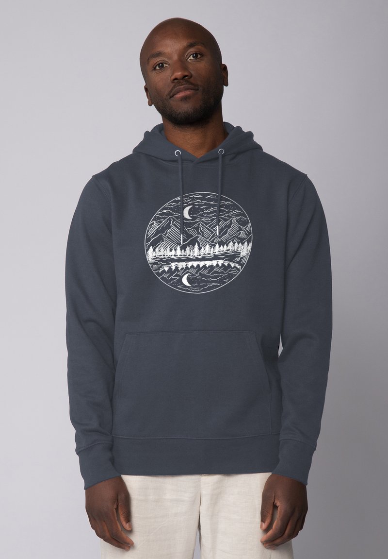 Dunkelgrauer Hoodie mit Kängurutasche. Mit einem runden Grafikdesign von Bergen und Wäldern in Weiß. Weicher Stoff mit lockerer Passform.